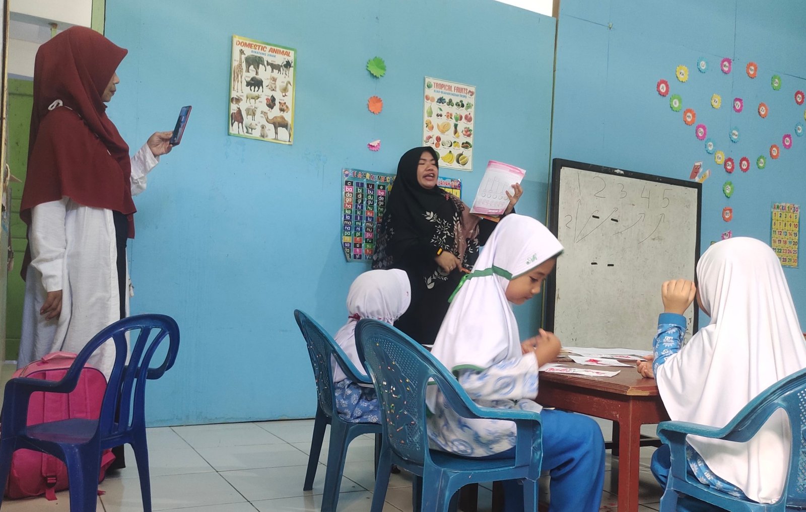 Tim Visitas dan Akreditas BAN PAUD dan PDM Propinsi Papua Barat mendokumentasikan teknis belajar pada TK ABA Wagom 1 untuk menilai 6 aspek stimulasi perkembangan anak
