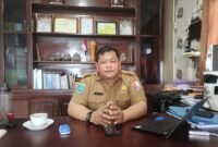 Plt Kepala Dinas Perkebunan Fakfak Widhi Asmoro Jati, ST. MT saat di temui wartawan kaltim.tagarutama.com di ruang kerjanya (Dok. kaltim.tagarutama.com)