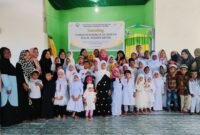 Santri TPA Al Mahdi bersama Wali Santri dan Tim Pengajar berfoto dalam Launching TPA Al Mahdi Fakfak, yang terletak tepat dibelakang RTH Ma'ruf Amin (Dok. kaltim.tagarutama.com)