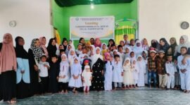 Santri TPA Al Mahdi bersama Wali Santri dan Tim Pengajar berfoto dalam Launching TPA Al Mahdi Fakfak, yang terletak tepat dibelakang RTH Ma'ruf Amin (Dok. kaltim.tagarutama.com)