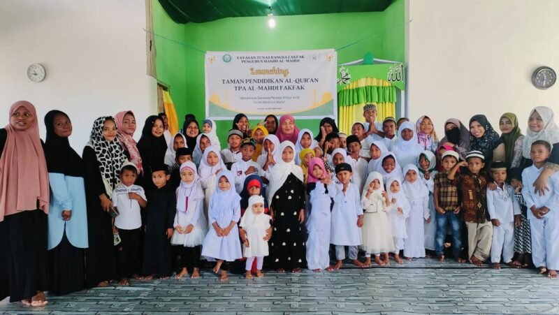 Santri TPA Al Mahdi bersama Wali Santri dan Tim Pengajar berfoto dalam Launching TPA Al Mahdi Fakfak, yang terletak tepat dibelakang RTH Ma'ruf Amin (Dok. kaltim.tagarutama.com)