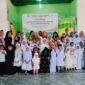 Santri TPA Al Mahdi bersama Wali Santri dan Tim Pengajar berfoto dalam Launching TPA Al Mahdi Fakfak, yang terletak tepat dibelakang RTH Ma'ruf Amin (Dok. kaltim.tagarutama.com)