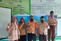 Kepala Sekolah MTs Tahfidzul Qur'an Muhammadiyah Fakfak ustadz Ramdan foto bersama Siswa dan siswa MTs Tahfidzul Qur'an Muhammadiyah Fakfak yang mengikuti kompetisi Olimpiade Bahasa Arab yang diselenggarakan oleh Forum Musyawarah Guru Mata Pelajaran (MGMP) Bahasa Arab seluruh Indonesia(Dok. kaltim.tagarutama.com)