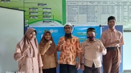 Kepala Sekolah MTs Tahfidzul Qur'an Muhammadiyah Fakfak ustadz Ramdan foto bersama Siswa dan siswa MTs Tahfidzul Qur'an Muhammadiyah Fakfak yang mengikuti kompetisi Olimpiade Bahasa Arab yang diselenggarakan oleh Forum Musyawarah Guru Mata Pelajaran (MGMP) Bahasa Arab seluruh Indonesia(Dok. kaltim.tagarutama.com)