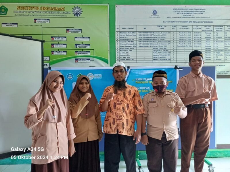 Kepala Sekolah MTs Tahfidzul Qur'an Muhammadiyah Fakfak ustadz Ramdan foto bersama Siswa dan siswa MTs Tahfidzul Qur'an Muhammadiyah Fakfak yang mengikuti kompetisi Olimpiade Bahasa Arab yang diselenggarakan oleh Forum Musyawarah Guru Mata Pelajaran (MGMP) Bahasa Arab seluruh Indonesia(Dok. kaltim.tagarutama.com)