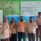Kepala Sekolah MTs Tahfidzul Qur'an Muhammadiyah Fakfak ustadz Ramdan foto bersama Siswa dan siswa MTs Tahfidzul Qur'an Muhammadiyah Fakfak yang mengikuti kompetisi Olimpiade Bahasa Arab yang diselenggarakan oleh Forum Musyawarah Guru Mata Pelajaran (MGMP) Bahasa Arab seluruh Indonesia(Dok. kaltim.tagarutama.com)