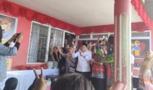 Turut hadir Bapak Samaun Dahlan Calon Bupati Fakfak Nomor urut 2 di acara syukuran atas terpilihnya Haji Saleh Siknun sebagai Anggota DPR Propinsi Papua Barat dapil Fakfak, bertepatan pula dengan hari ulang tahun yang ke 56 bapak Samaun Dahlan. (Dok. kaltim.tagarutama.com)