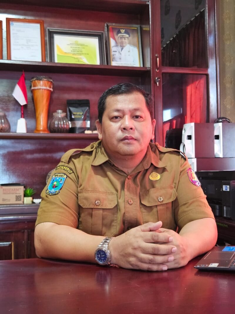 Plt. Kepala Dinas Perkebunan Fakfak Widhi Asmoro Jati, ST., MT saat ditemui wartawan kaltim.tagarutama.com
