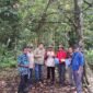 Plt. Kepala Dinas Perkebunan Fakfak, Widhi Asmoro Jati, ST, MT membagikan pupuk kepada pemilik kebun pada blok penghasil tinggi di 8 blok kebun yang dikelola Dinas Perkebunan Fakfak