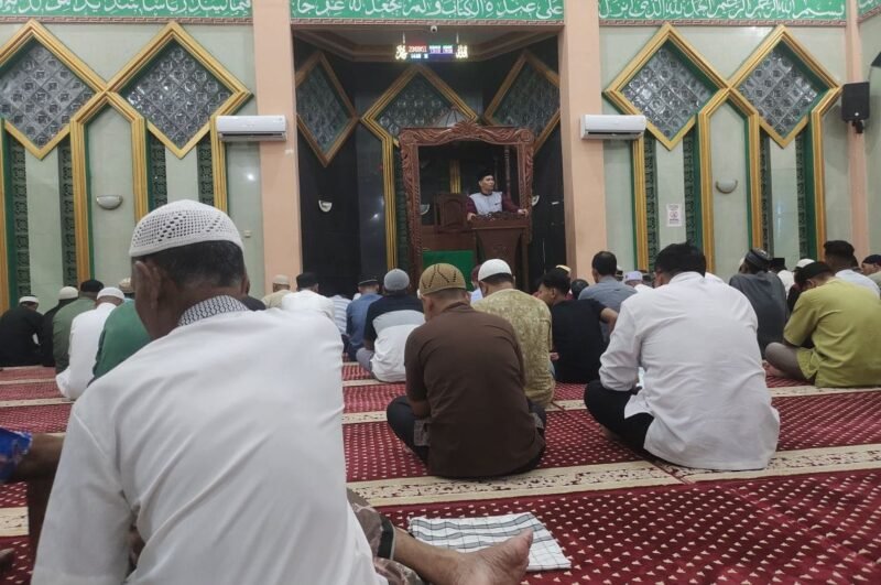 Ustadz Usman Abdul Malik saat menyampaikan pesan mendalam dalam kultum malam ke-29 Ramadan di Masjid Al Munawwarah.
