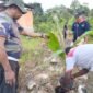 Perwakilan Dinas Perkebunan Fakfak, Constantinus Uswanas, S.ST, menyerahkan bibit kelapa kepada Ketua Dewan Stasi St. Marselus, Samuel Patiran dalam kegiatan Gerakan Tanam Kelapa Hibrida di lingkungan gereja.