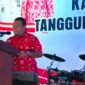 Saleh Siknun, SE., saat menyampaikan sambutan ada peringatan hari Kartini yang dilaksanakan oleh Jaringan Perempuan Perubahan Fakfak (JP2F) dilaksanakan di Gedung KONI (18/04/2025).