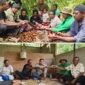 Plt. Kepala Dinas Perkebunan Fakfak Widhi Asmoro Jati bersama keluarga Hombore melaksanakan prosesi adat Meri totora sebelum dilakukan panen pala, sebagai ritual penghormatan kepada Pala Tomandin.