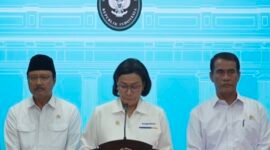 Menteri Keuangan Sri Mulyani dan beberapa menteri lainnya dalam konferensi pers bersama para wartawan setelah melakukan rapat terbatas bersama Presiden Prabowo Subianto.