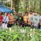 Plt. Kepala Dinas Perkebunan Fakfak, Widhi Asmoro Jati, ST, MT, hadir bersama Tim Gerakan Tanam Kebun (Gertak) dan tim BNI Fakfak untuk mendampingi proses penyerahan 1.400 bibit pala tomandin kepada Kelompok Tani Uhkanda Kampung Tetar.