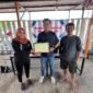 Foto. Penyerahan BPJS Ketenagakerjaan secara simbolis kepada Karyawan SPPG Yayasan Tikar Rasa yang diwakili oleh Kepala SPPG Yayasan Tikar Rasa Siti Warda Wael, S.Pd.