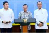 Ketua DPR RI Sufmi Dasco Ahmad bersama Menteri Sekretaris Negara Prasetyo Hadi dan Sekretaris Kabinet Teddy Indra Wijaya di Kantor Presiden, mengumumkan secara resmi Presiden RI Prabowo Subianto resmi menandatangani surat rehabilitasi bagi tiga pihak yang terseret dalam perkara hukum PT ASDP Indonesia Ferry. (Dok. kaltim.tagarutama.com media)