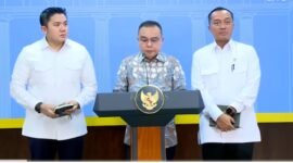 Ketua DPR RI Sufmi Dasco Ahmad bersama Menteri Sekretaris Negara Prasetyo Hadi dan Sekretaris Kabinet Teddy Indra Wijaya di Kantor Presiden, mengumumkan secara resmi Presiden RI Prabowo Subianto resmi menandatangani surat rehabilitasi bagi tiga pihak yang terseret dalam perkara hukum PT ASDP Indonesia Ferry. (Dok. kaltim.tagarutama.com media)