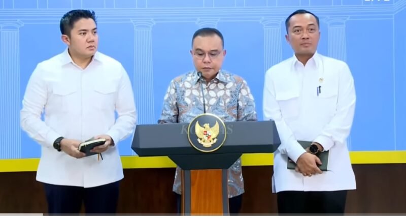 Ketua DPR RI Sufmi Dasco Ahmad bersama Menteri Sekretaris Negara Prasetyo Hadi dan Sekretaris Kabinet Teddy Indra Wijaya di Kantor Presiden, mengumumkan secara resmi Presiden RI Prabowo Subianto resmi menandatangani surat rehabilitasi bagi tiga pihak yang terseret dalam perkara hukum PT ASDP Indonesia Ferry. (Dok. kaltim.tagarutama.com media)