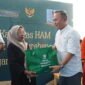 Wakil Menteri Hak Asasi Manusia (HAM), Mugiyanto, menyerahkan santunan kepada keluarga korban Peristiwa Mei 1998 di Klender, Jakarta Timur, Minggu (15/2/2026)