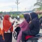Rumah Keluarga Indonesia Kabupaten Fakfak (RKI) menggelar aksi berbagi kurma gratis kepada masyarakat Fakfak di Taman Satu Tungku Tiga Batu.